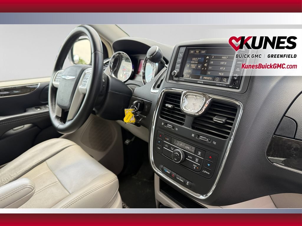 Used 2014 Chrysler Town & Country Touring FWD image 20