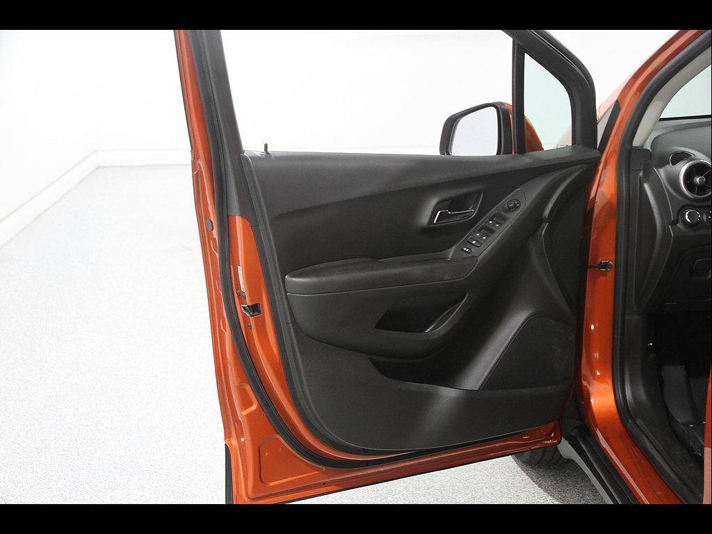 Used 2015 Chevrolet Trax LT w/ LT Plus Package FWD image 4