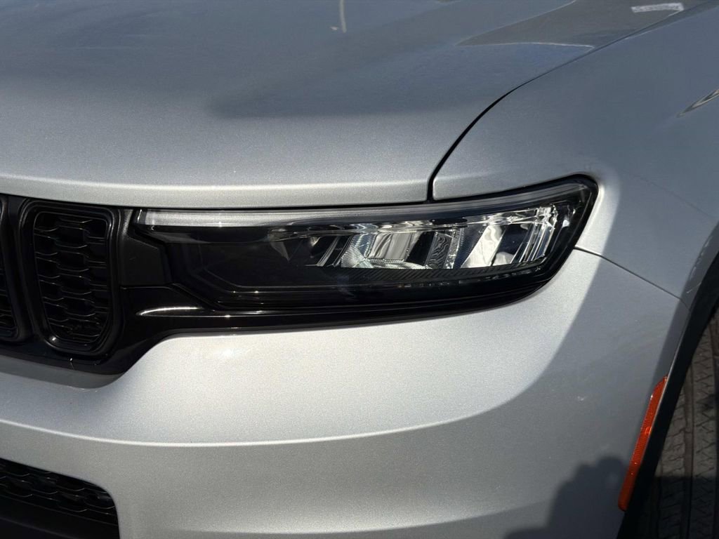 Used 2023 Jeep Grand Cherokee L Laredo image 10