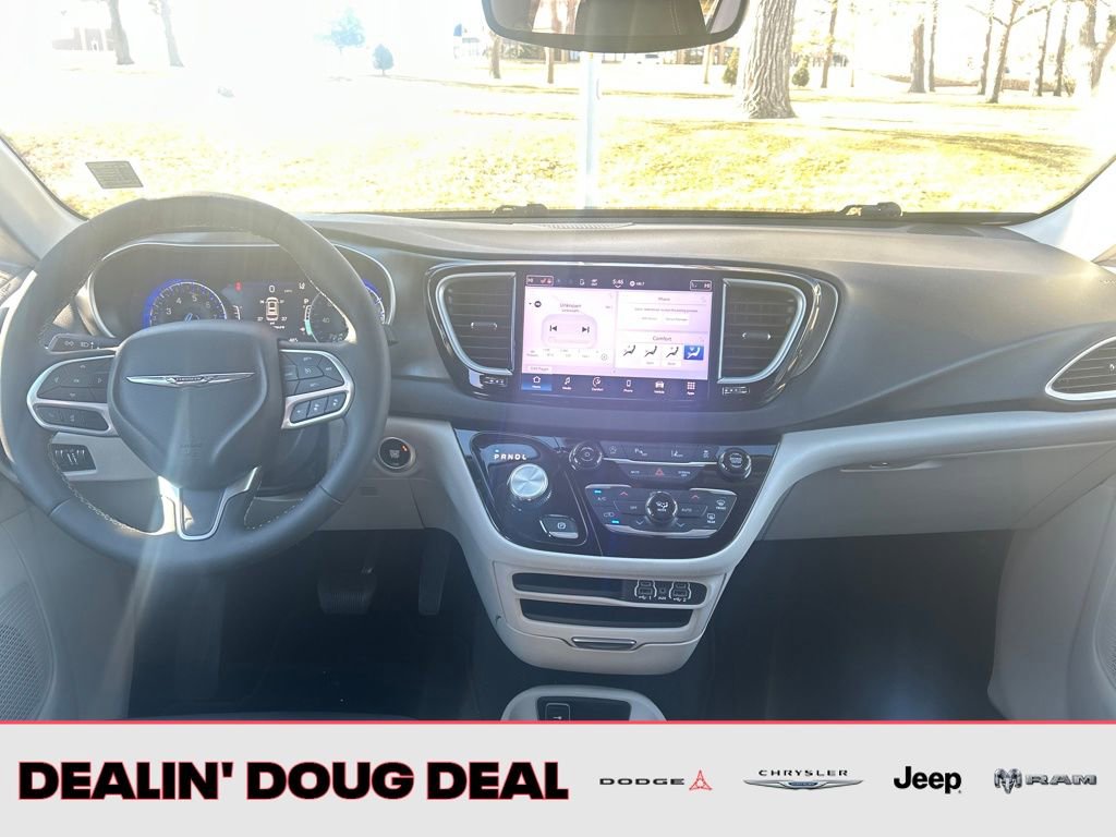 Used 2024 Chrysler Pacifica Touring-L image 13