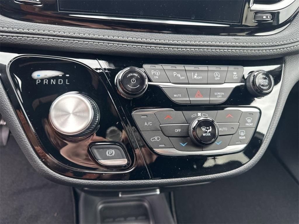 New 2025 Chrysler Pacifica Select w/ Uconnect Theater Family Group image 15