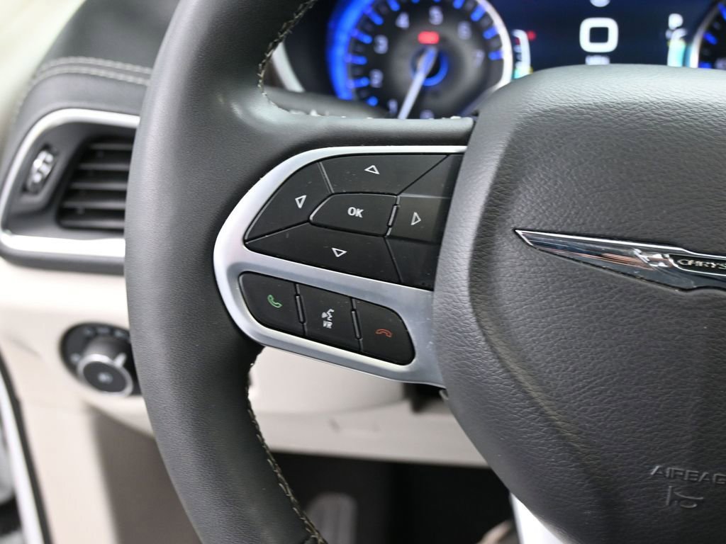 Used 2023 Chrysler Pacifica Limited FWD image 41