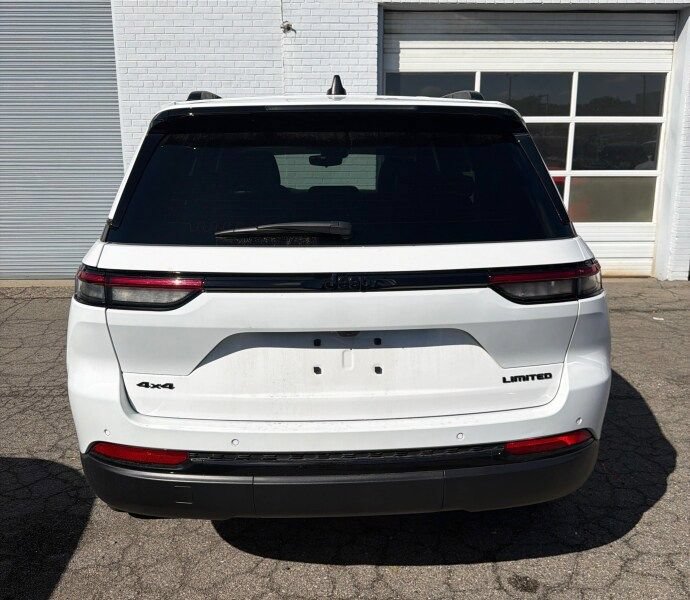 Certified 2024 Jeep Grand Cherokee Limited w/ Black Appearance Package AWD/4WD video 3