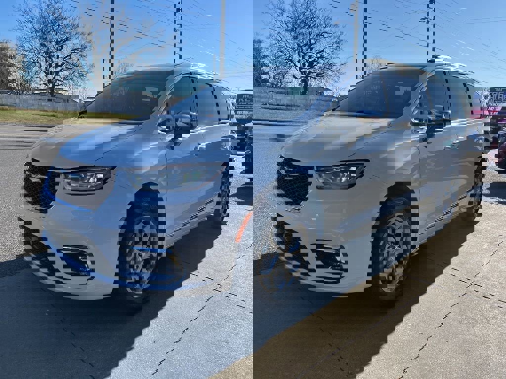 Used 2023 Chrysler Pacifica Limited w/ Uconnect Theater Family Group image 6