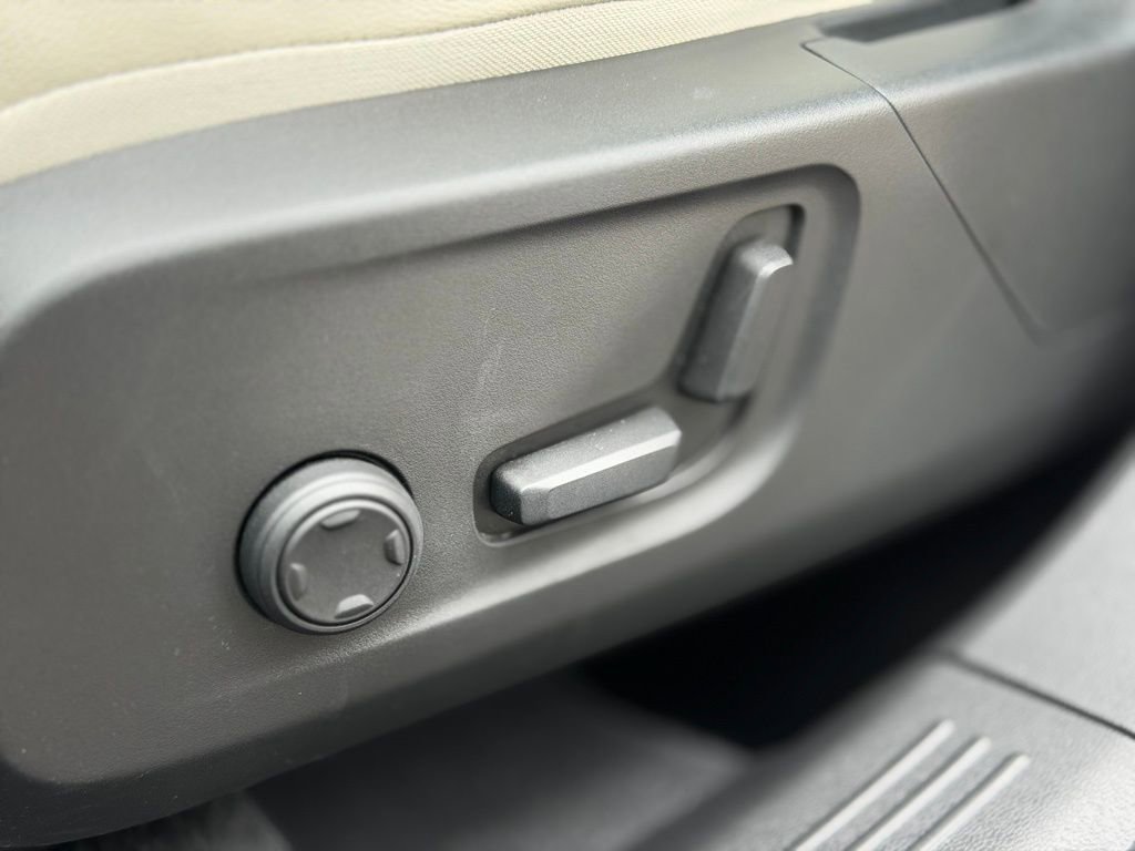 Used 2022 Volvo XC40 T5 Inscription image 17