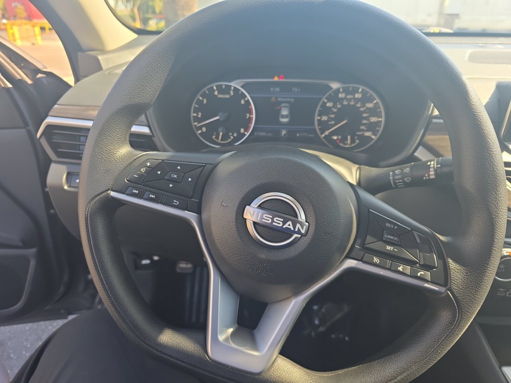 Used 2025 Nissan Altima 2.5 SV FWD image 13