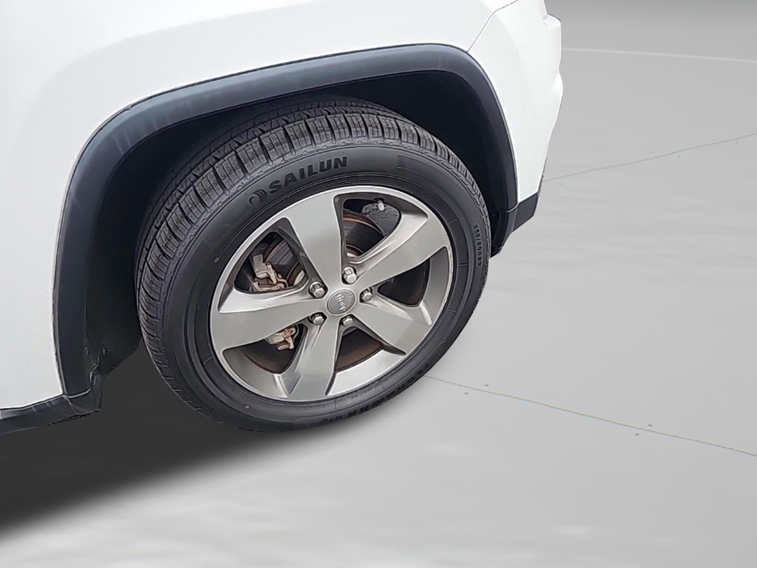 Used 2015 Jeep Grand Cherokee Limited image 16