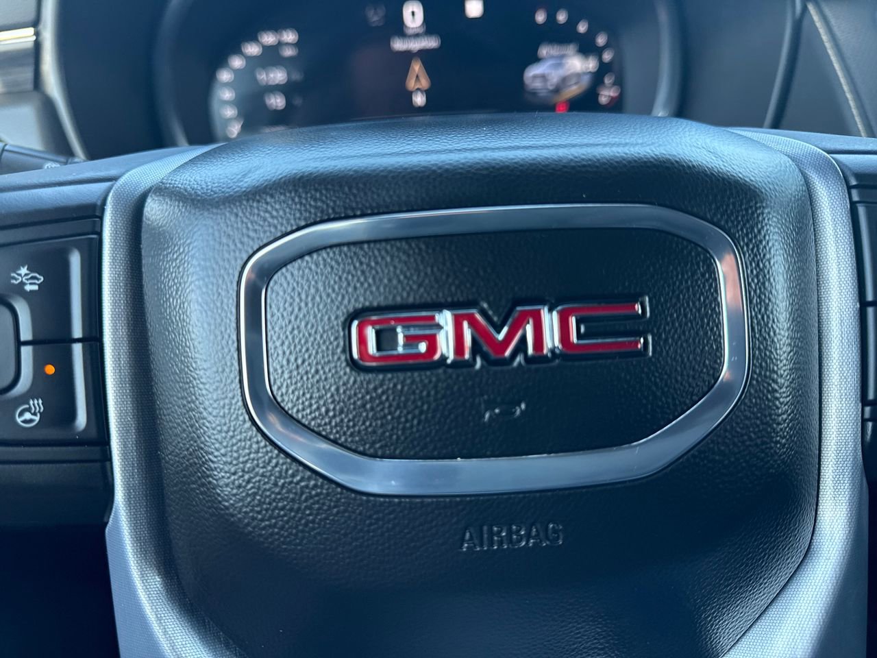 Used 2023 GMC Yukon SLT image 30