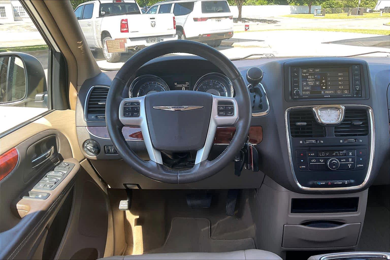 Used 2016 Chrysler Town & Country Touring FWD image 6