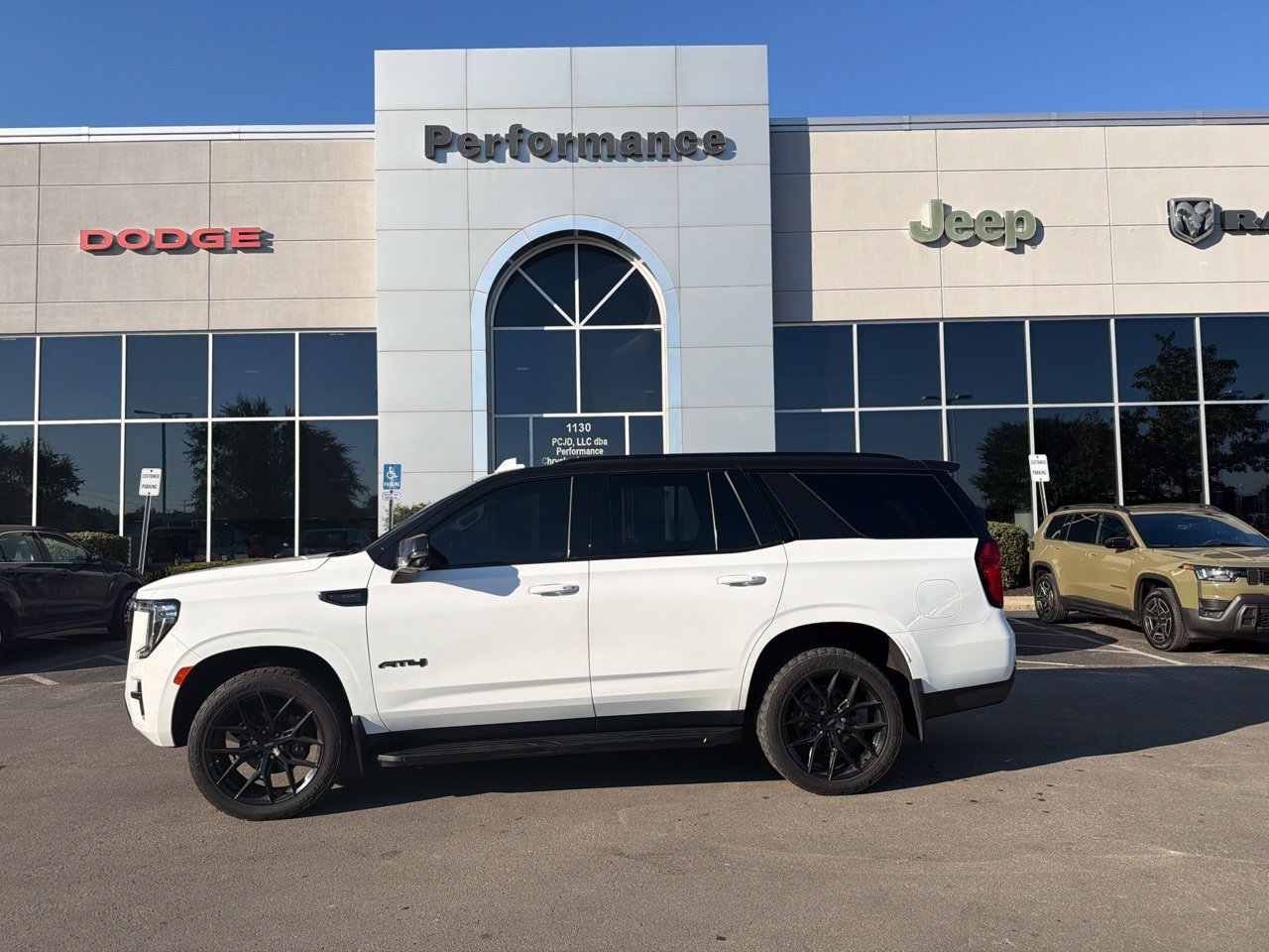 Used 2023 GMC Yukon AT4 w/ Technology Package AWD/4WD image 5