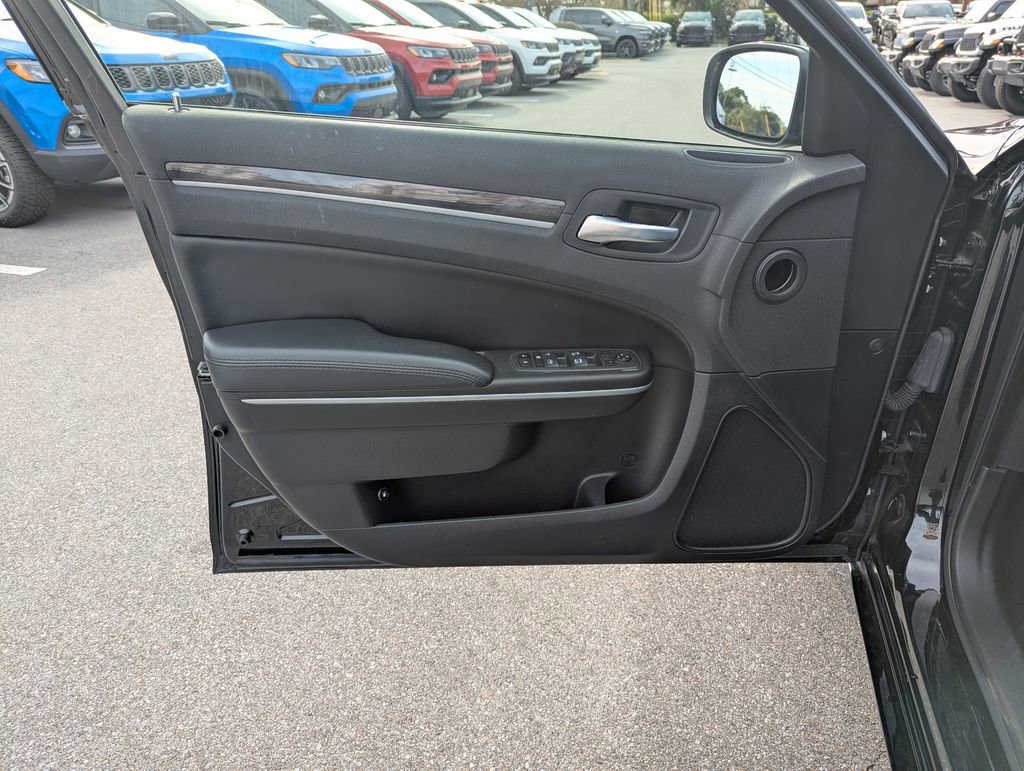 Used 2022 Chrysler 300 Touring image 18