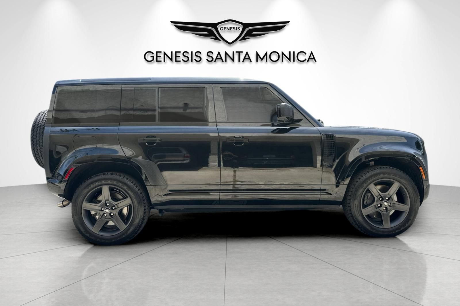 Used 2025 Land Rover Defender 110 X-Dynamic SE AWD/4WD image 3