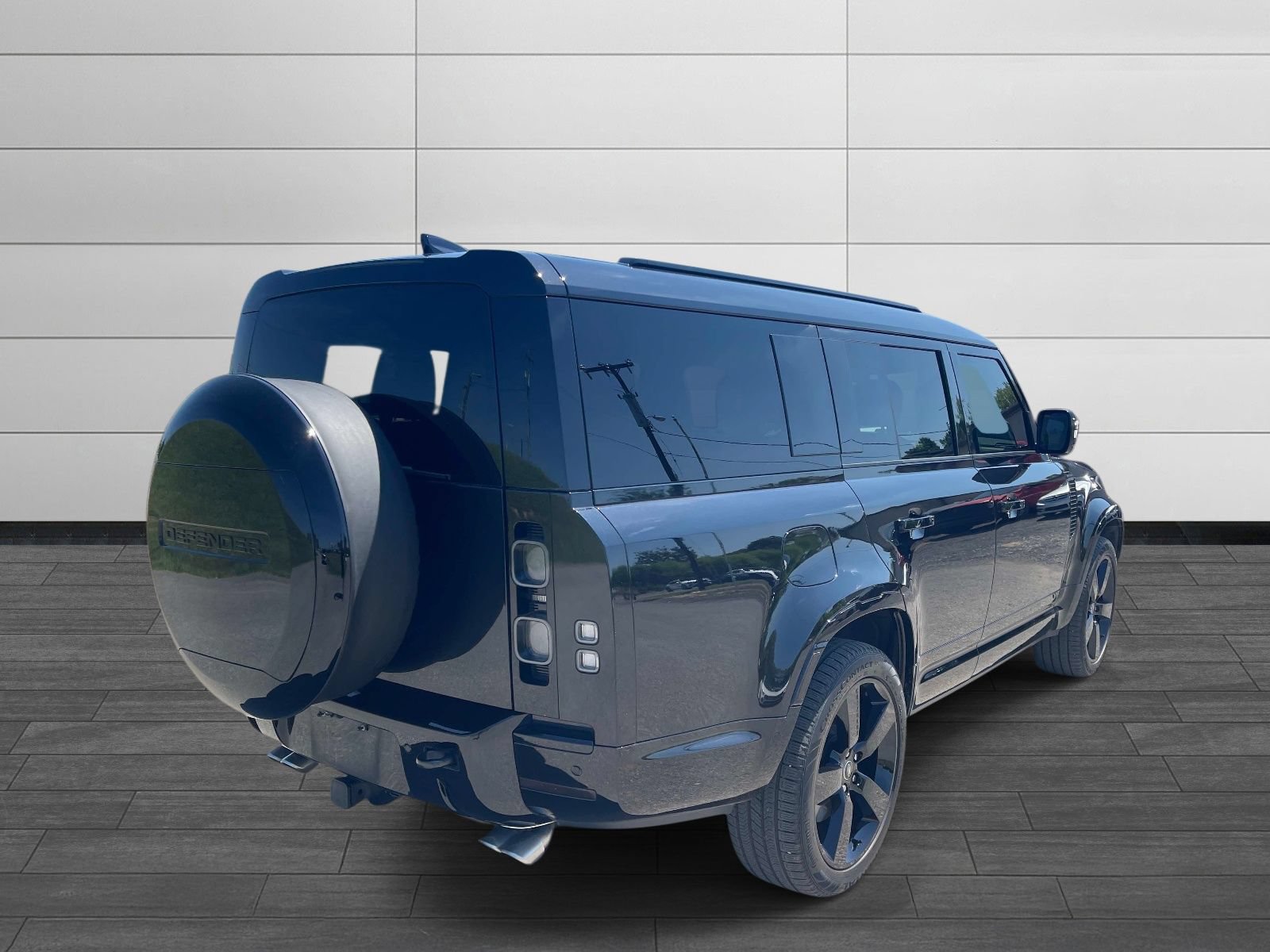 Used 2025 Land Rover Defender 130 V8 AWD/4WD image 3