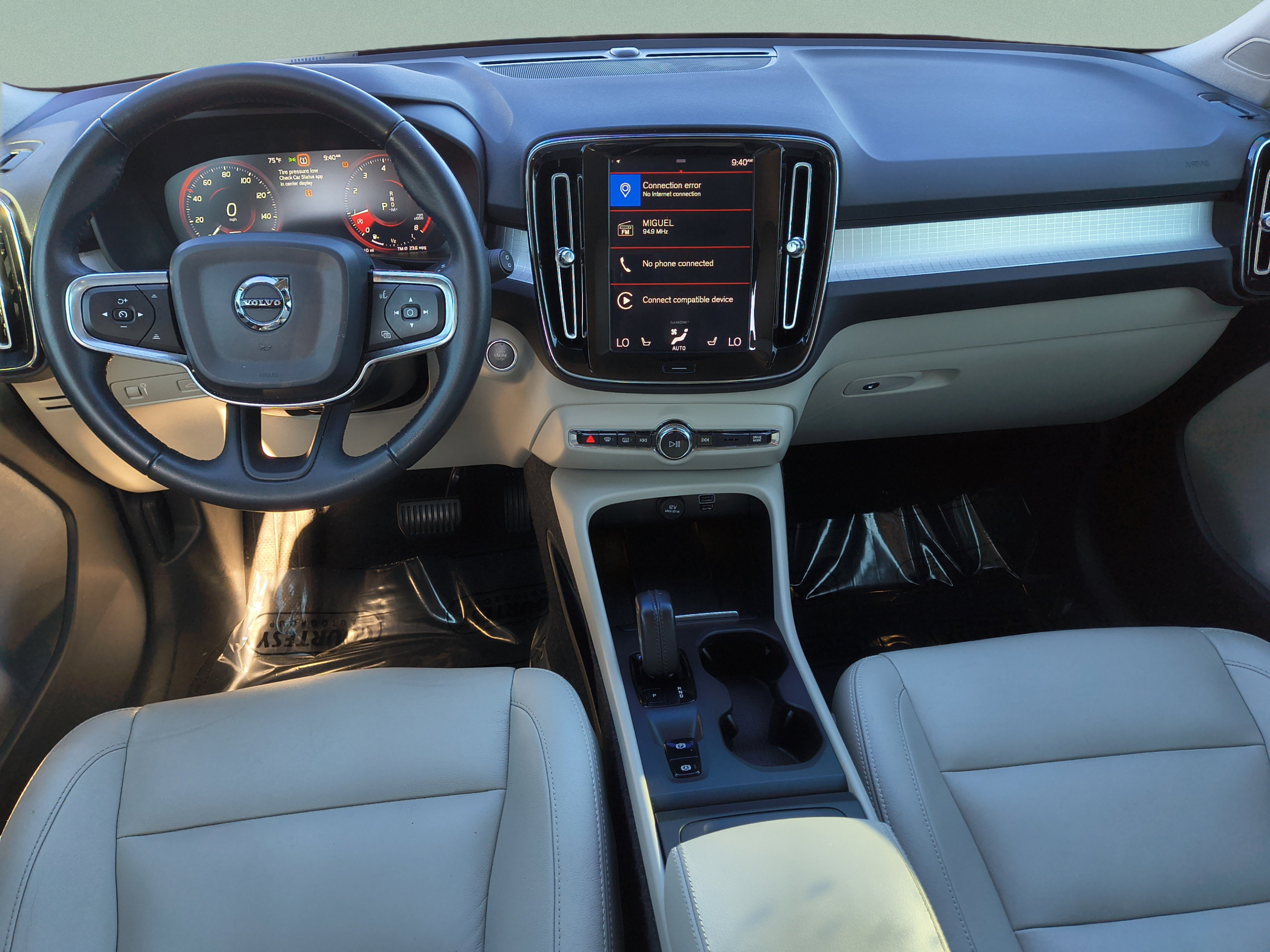 Used 2019 Volvo XC40 T4 Momentum FWD image 11
