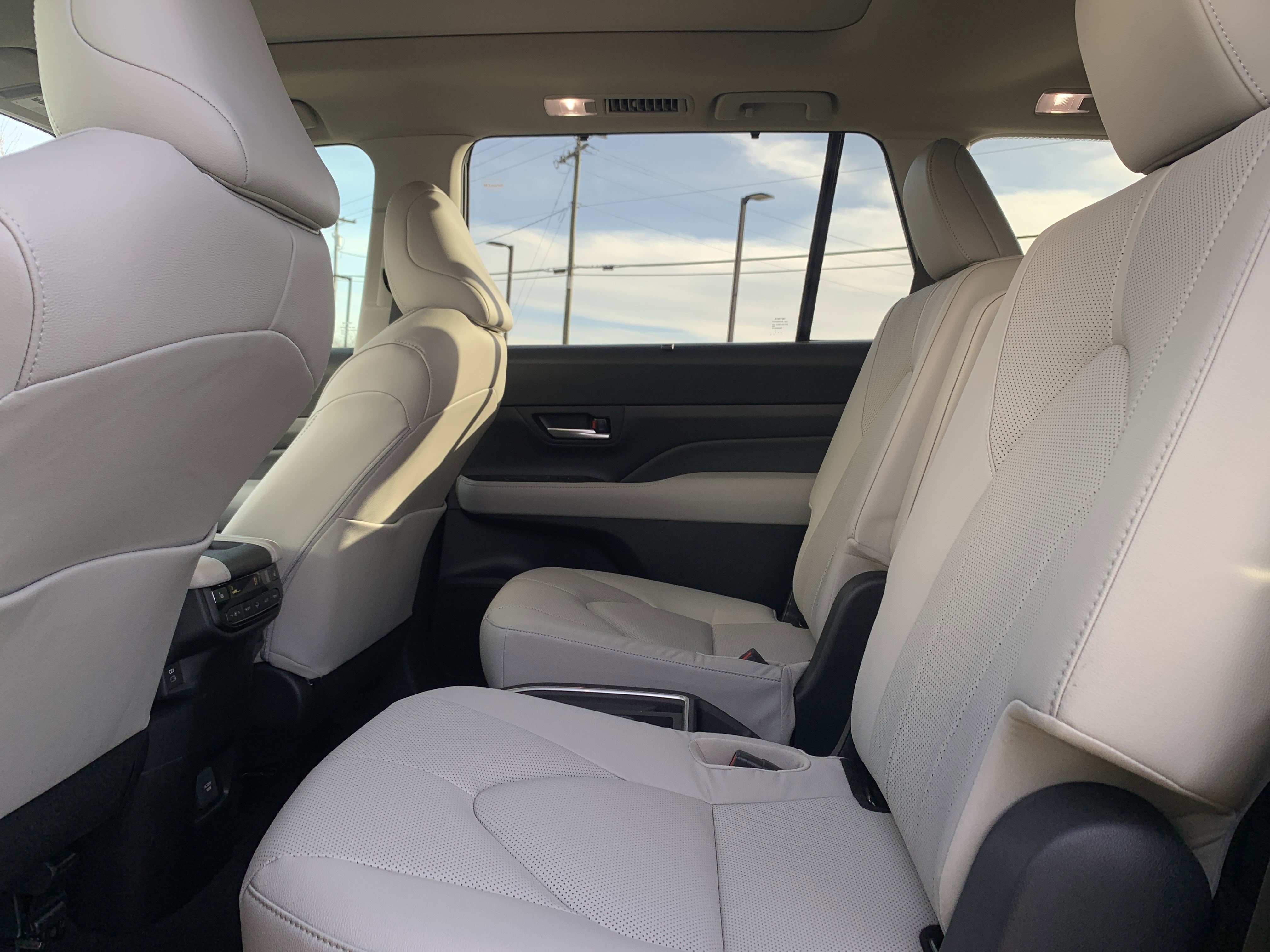 Used 2025 Toyota Grand Highlander AWD image 32