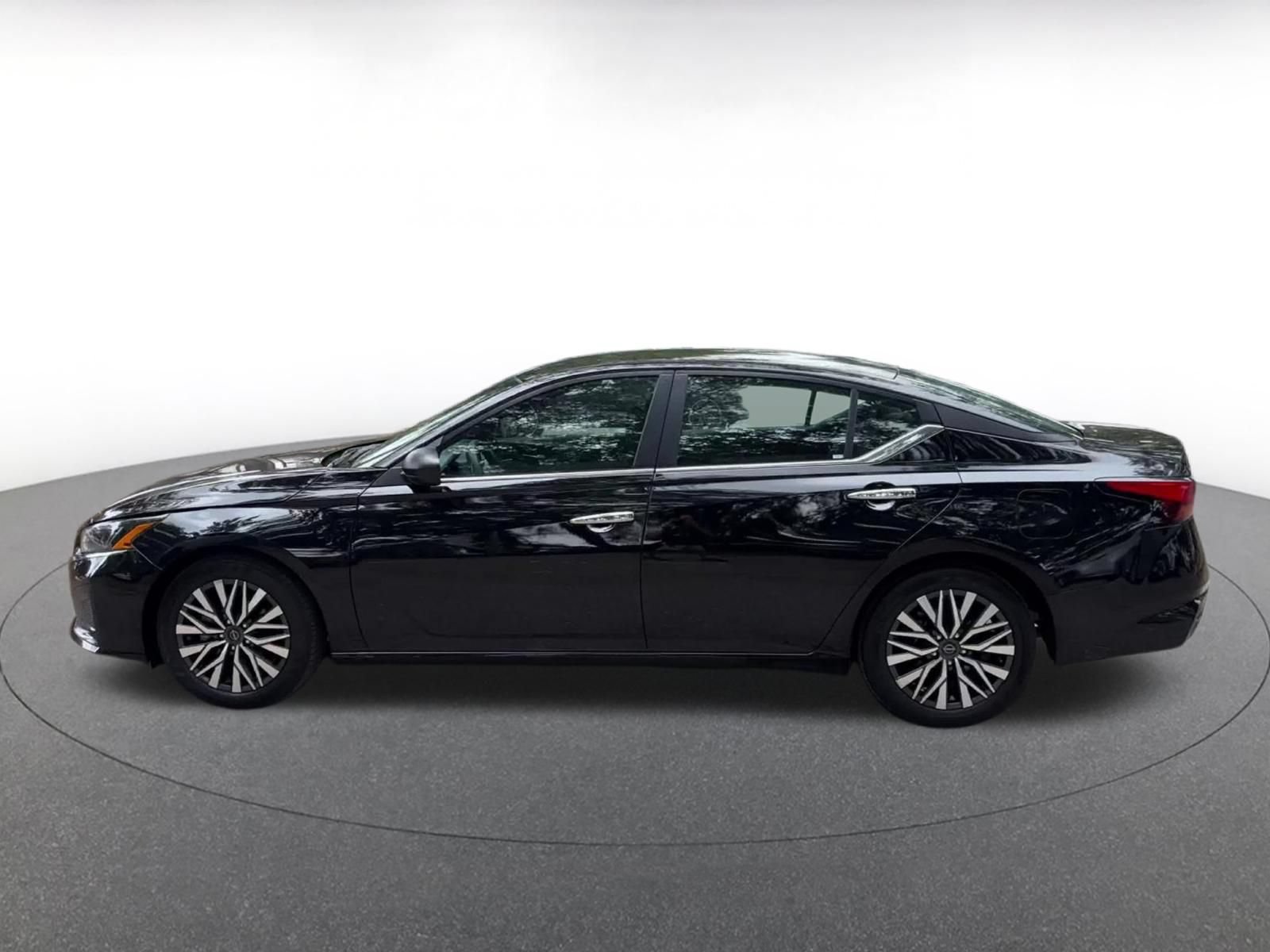 Used 2025 Nissan Altima 2.5 SV FWD image 9