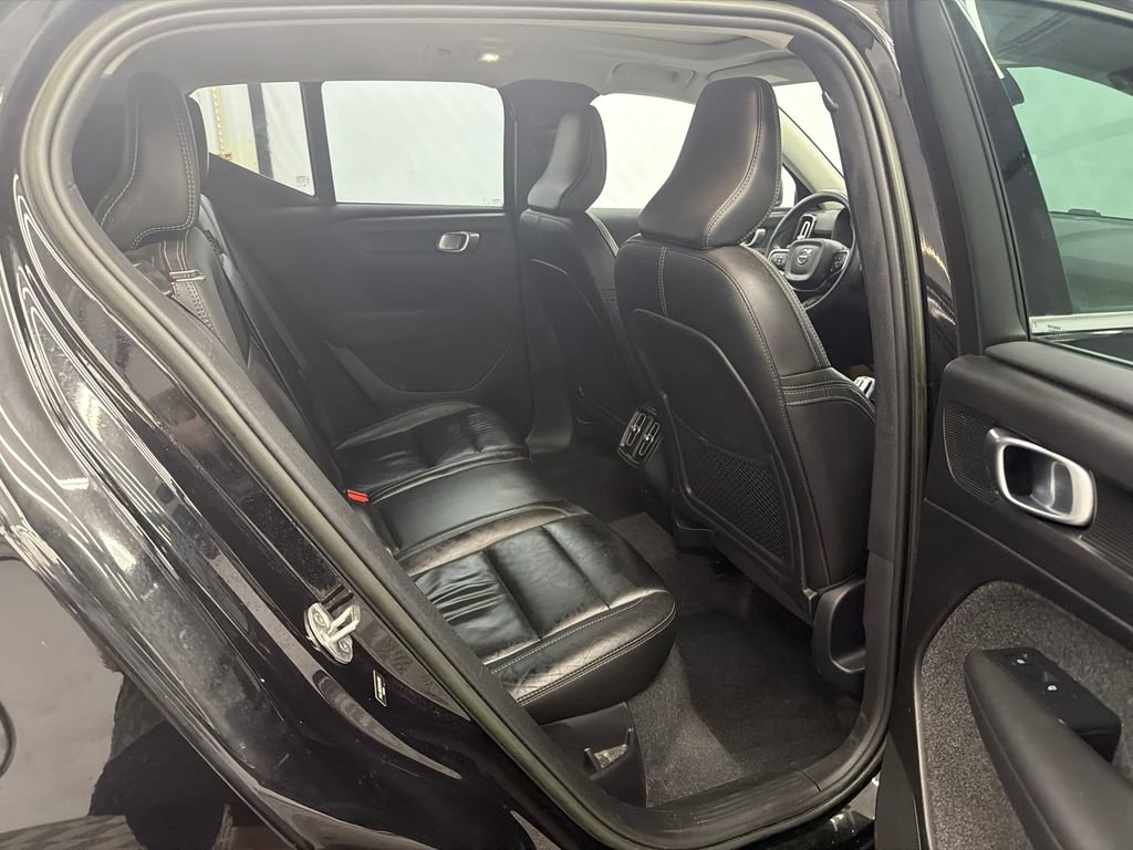 Used 2023 Volvo XC40 B5 Plus image 16