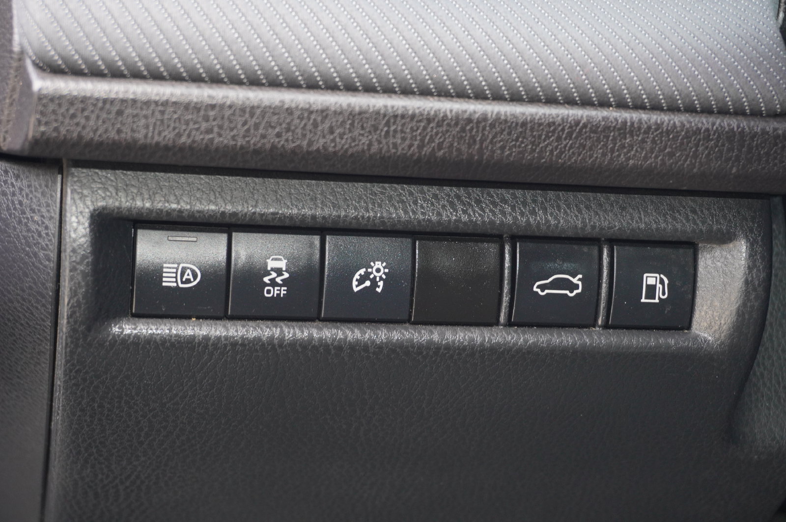 Used 2025 Toyota Camry SE FWD image 12