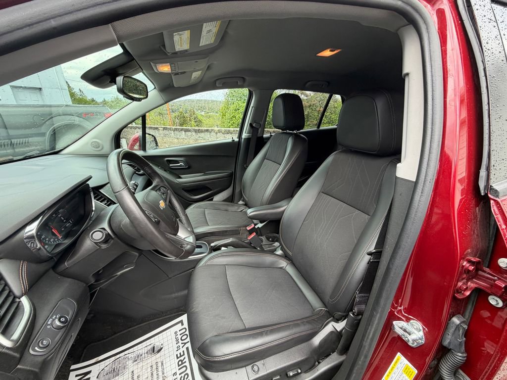 Used 2022 Chevrolet Trax LT w/ LT Convenience Package AWD/4WD image 9