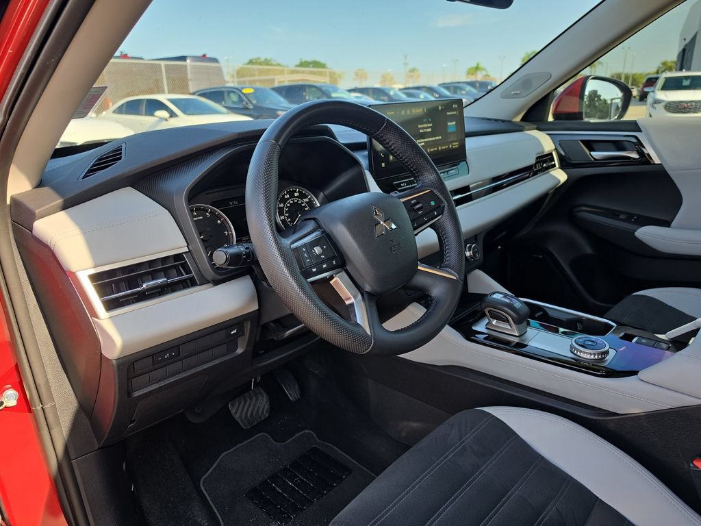 Used 2025 Mitsubishi Outlander SE FWD image 15