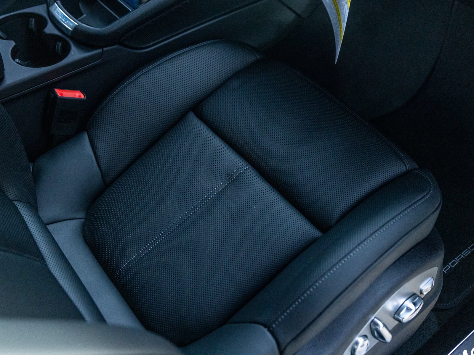 Certified 2026 Porsche Macan AWD/4WD image 33