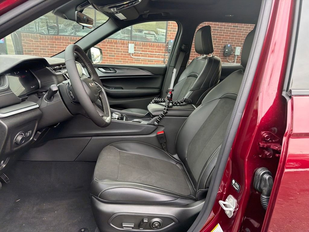 New 2025 Jeep Grand Cherokee Altitude image 11