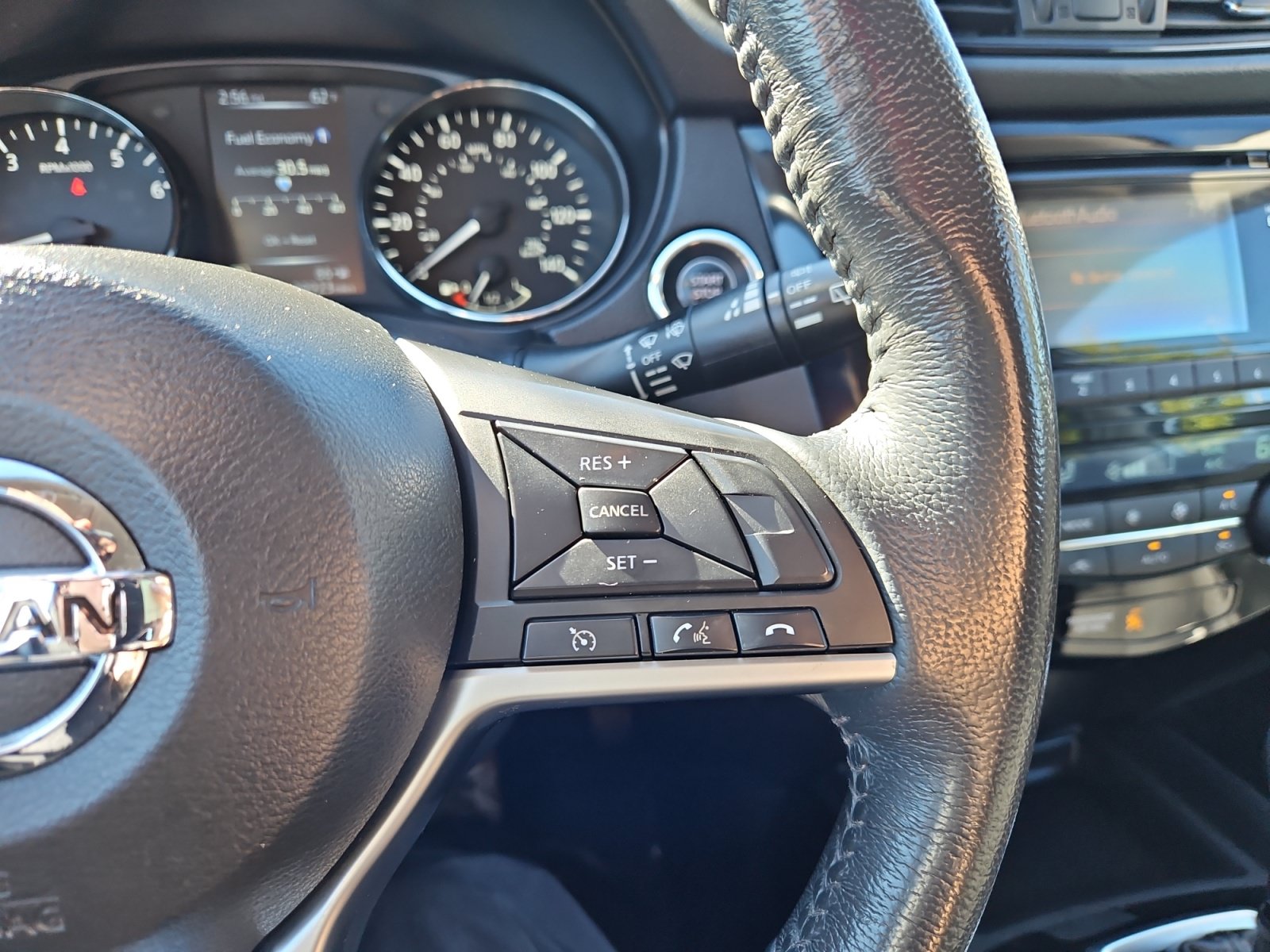 Used 2017 Nissan Rogue SV FWD image 23