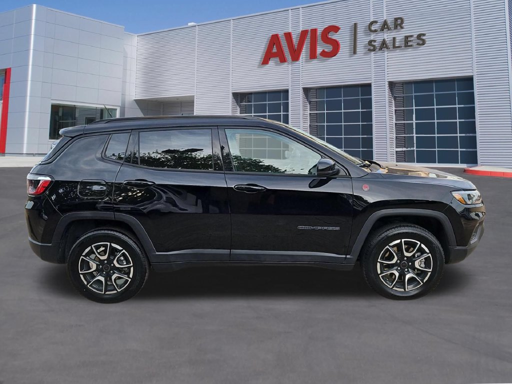 Used 2025 Jeep Compass Trailhawk AWD/4WD image 4