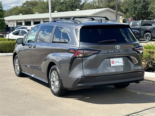 Used 2025 Toyota Sienna XLE image 5