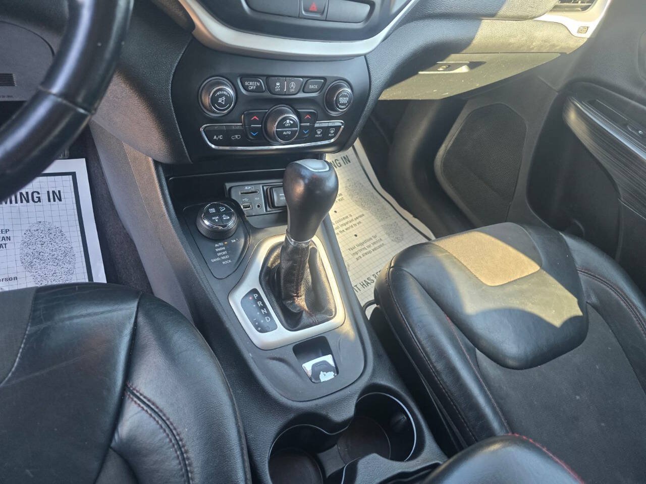 Used 2016 Jeep Cherokee Trailhawk w/ Comfort/Convenience Group AWD/4WD image 10