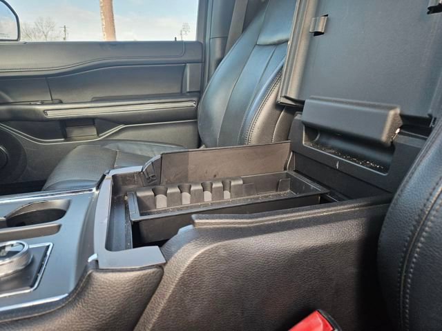 Used 2018 Ford Expedition XLT w/ Equipment Group 202A AWD/4WD image 27