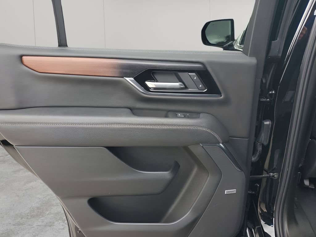 Used 2025 GMC Yukon Denali image 17