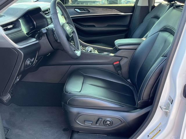 Used 2024 Jeep Grand Cherokee Limited w/ Black Appearance Package AWD/4WD image 13