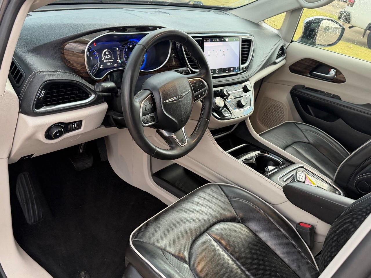 Used 2023 Chrysler Pacifica Limited FWD image 14