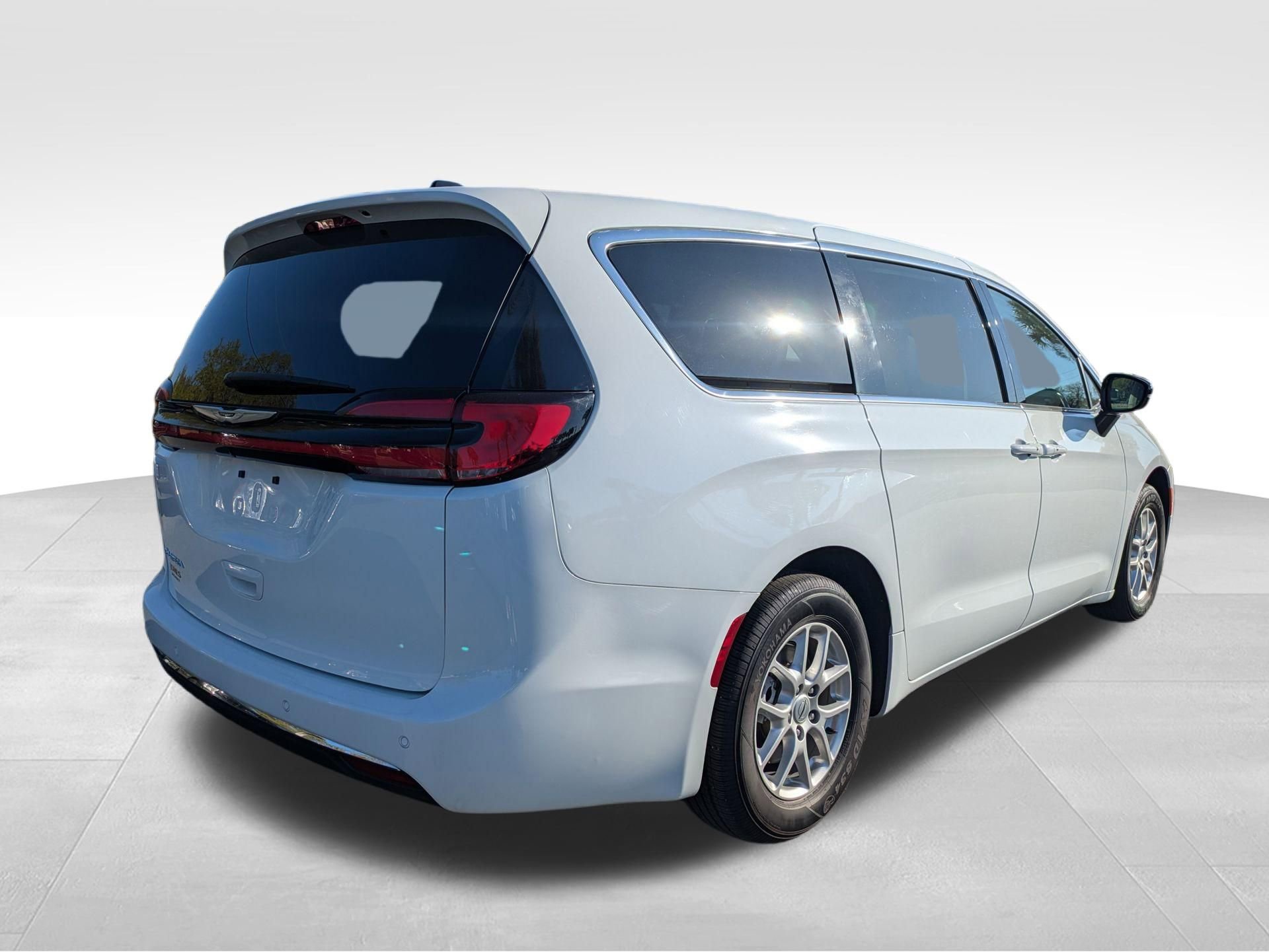 Used 2024 Chrysler Pacifica Touring-L image 5