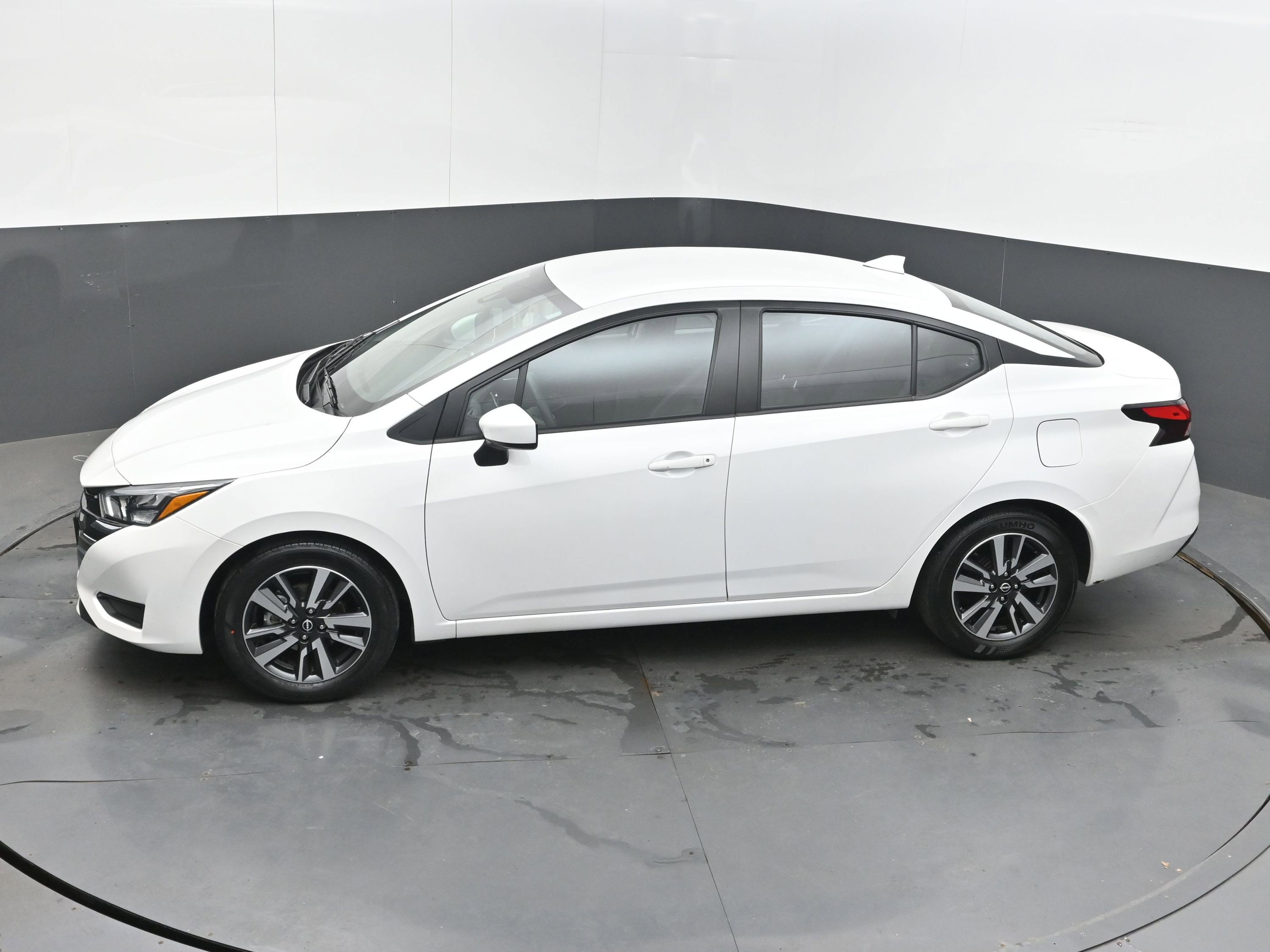 Used 2025 Nissan Versa SV image 38