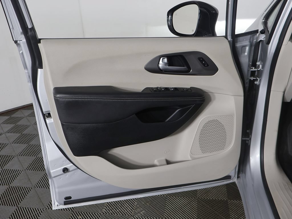 Used 2024 Chrysler Pacifica Touring-L FWD image 24