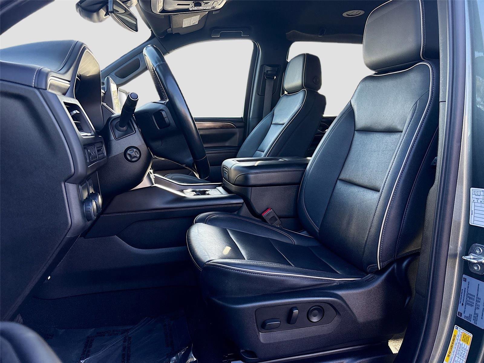 Used 2023 Chevrolet Suburban Premier image 25