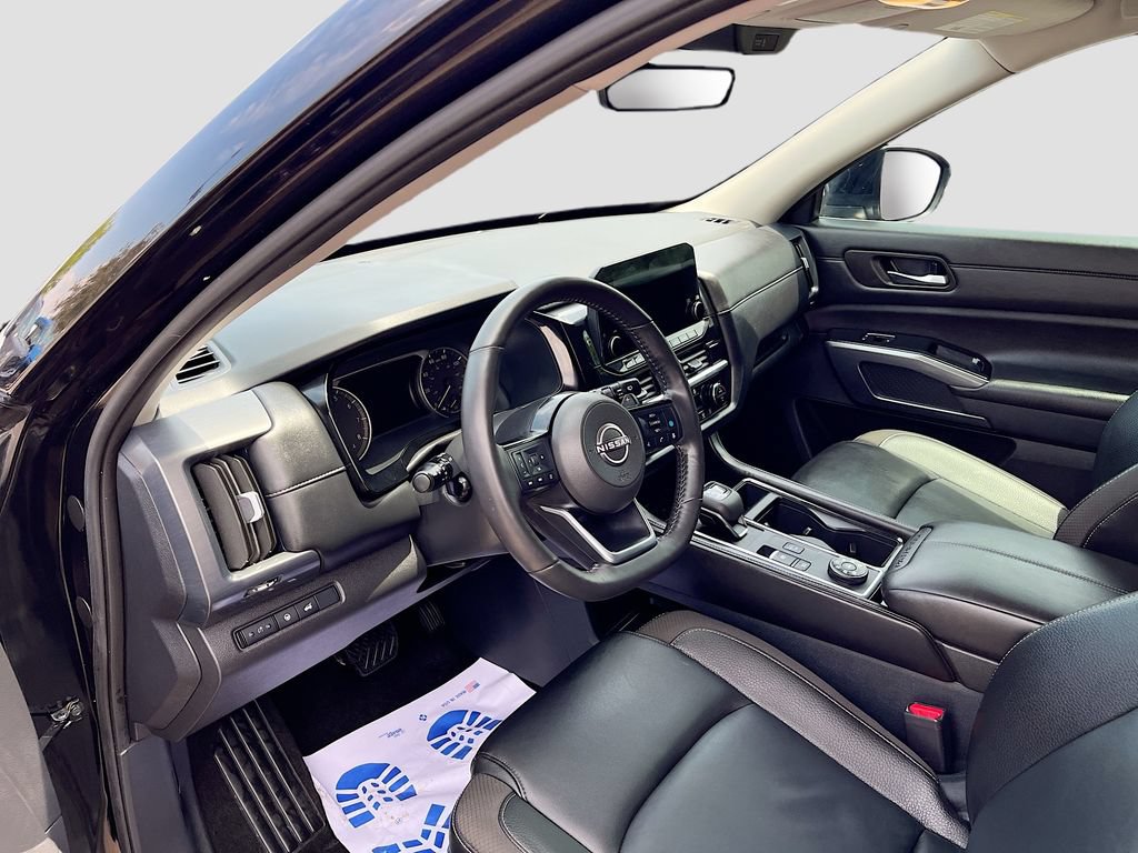 Used 2025 Nissan Pathfinder SL AWD/4WD image 9