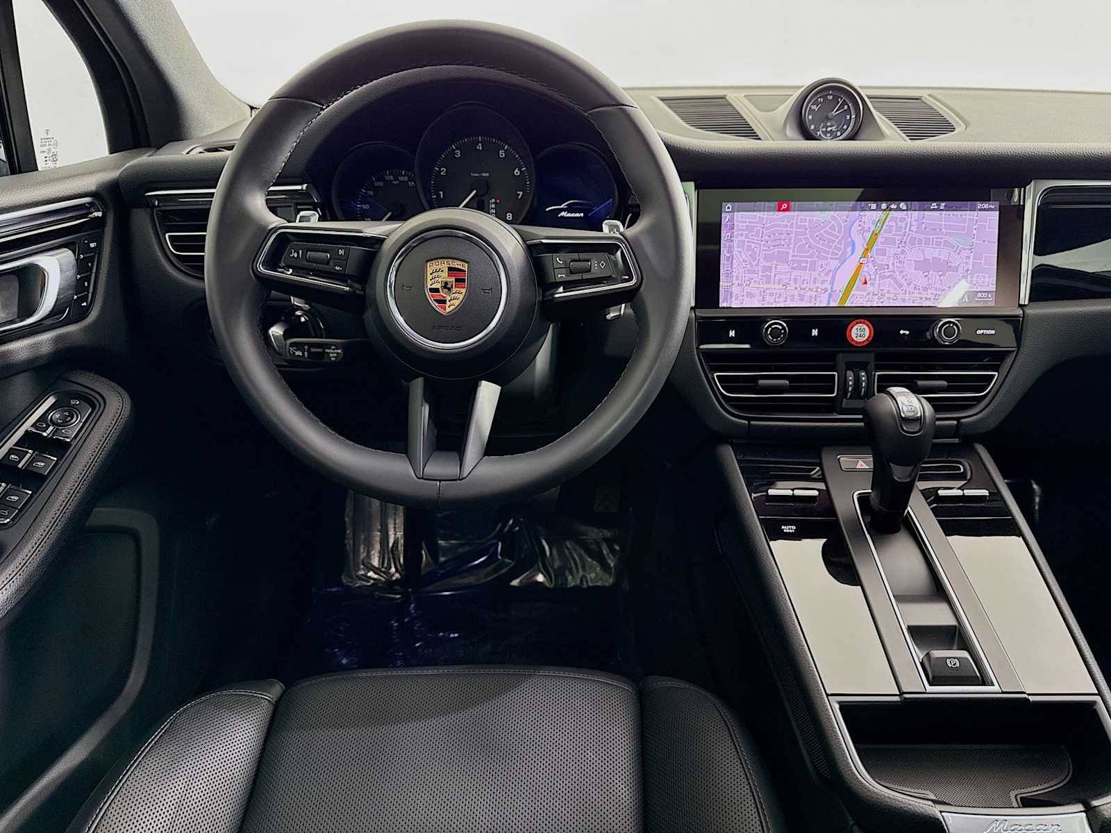 Certified 2025 Porsche Macan AWD/4WD image 23