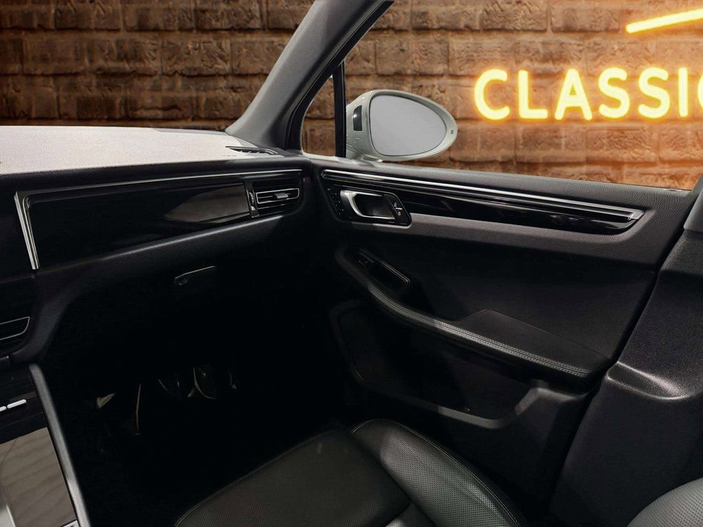 Used 2024 Porsche Macan image 22