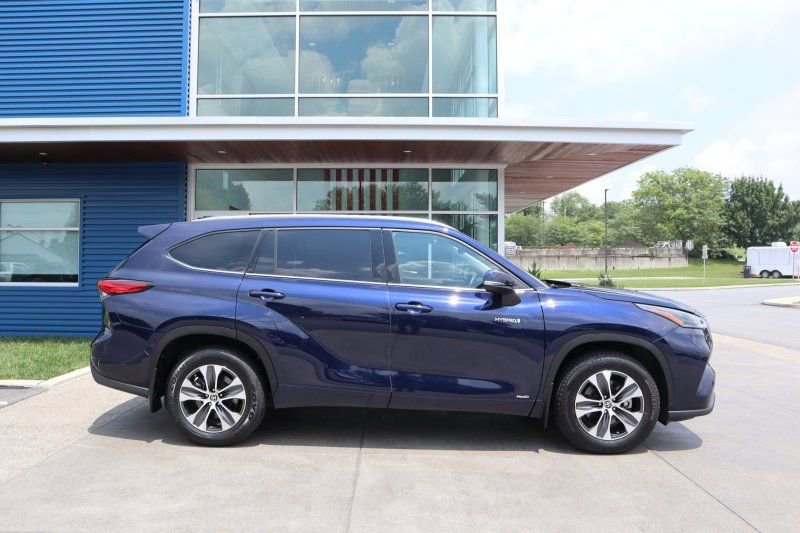 Used 2021 Toyota Highlander XLE image 2