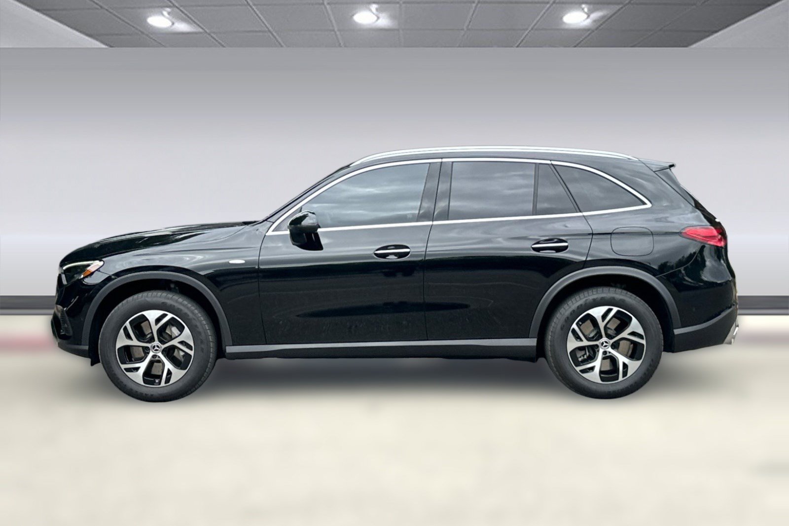 Used 2025 Mercedes-Benz GLC 350e 4MATIC image 2