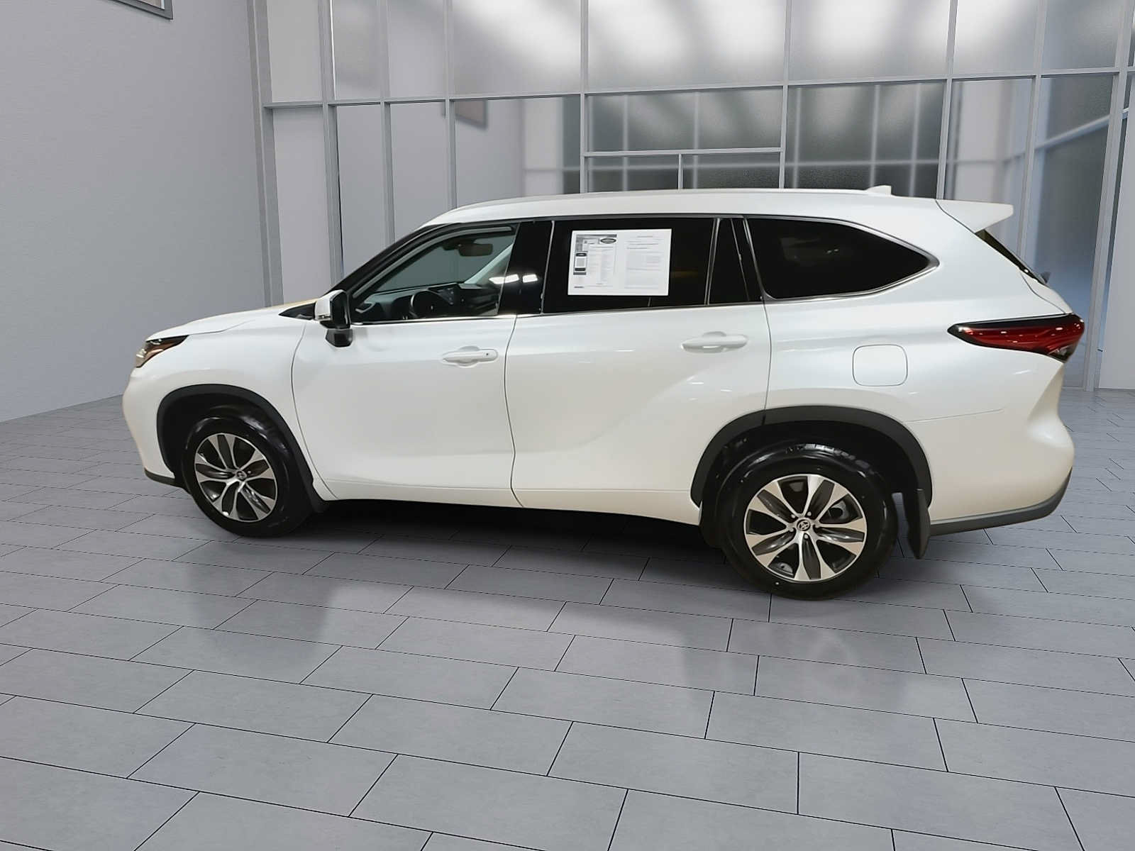 Used 2022 Toyota Highlander XLE AWD/4WD image 6