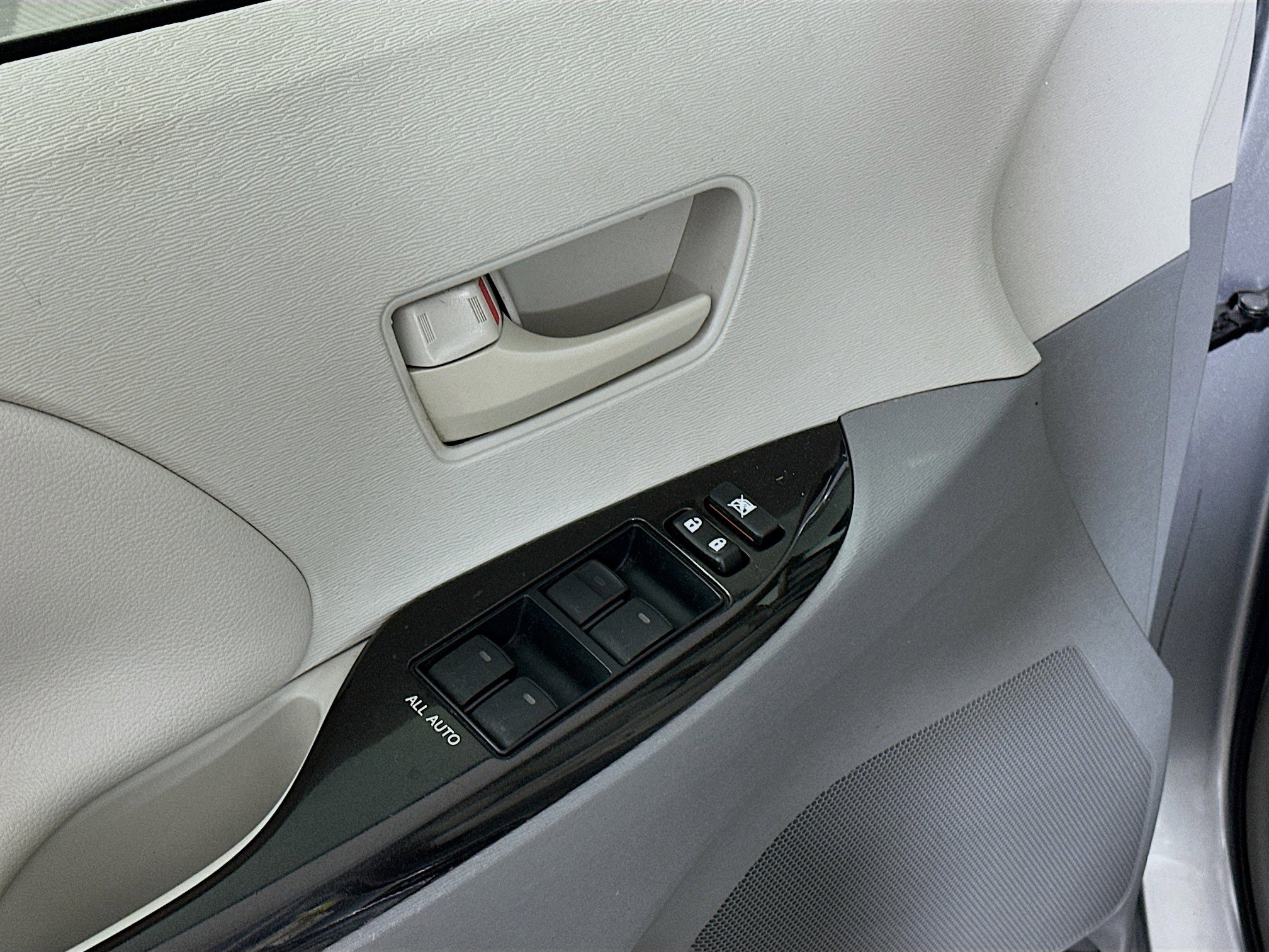 Used 2011 Toyota Sienna LE image 15