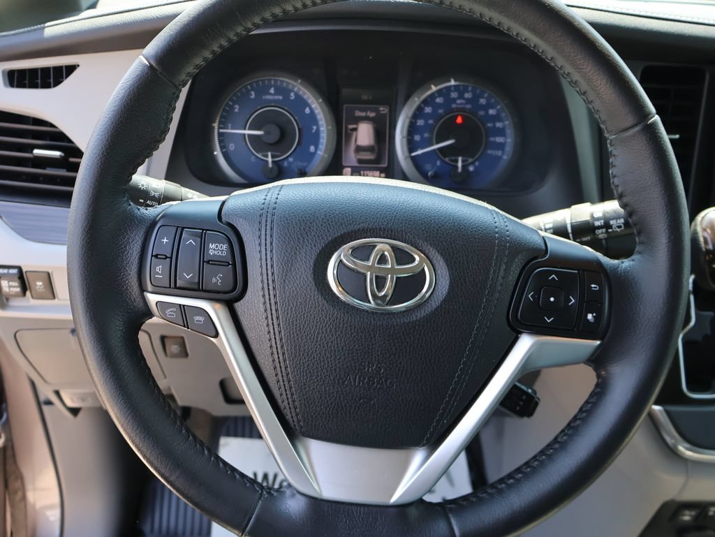 Used 2017 Toyota Sienna XLE FWD image 25