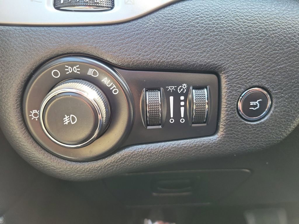 Used 2016 Jeep Cherokee Latitude w/ Comfort/Convenience Group FWD image 28