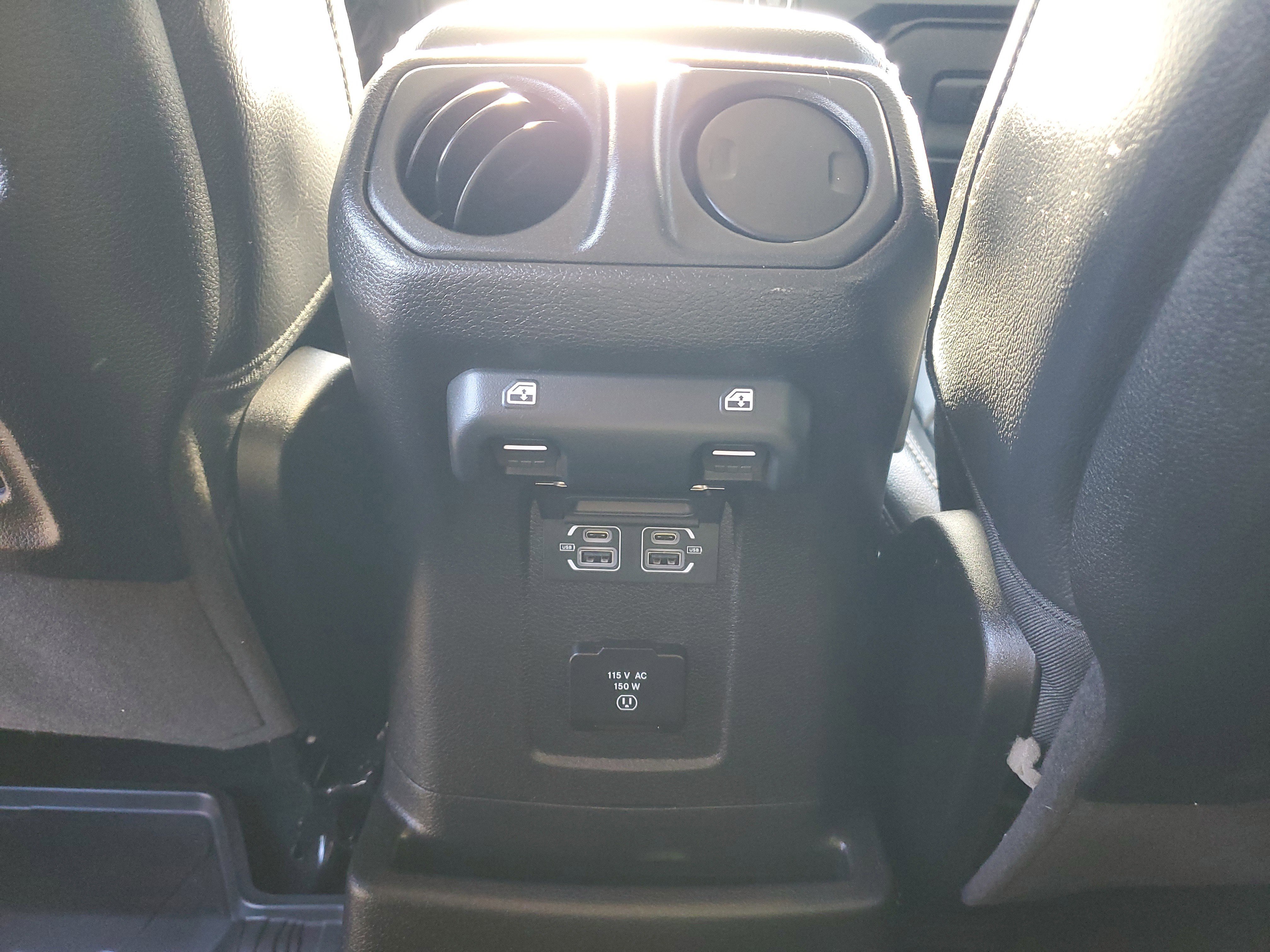 Used 2025 Jeep Wrangler Sahara image 12