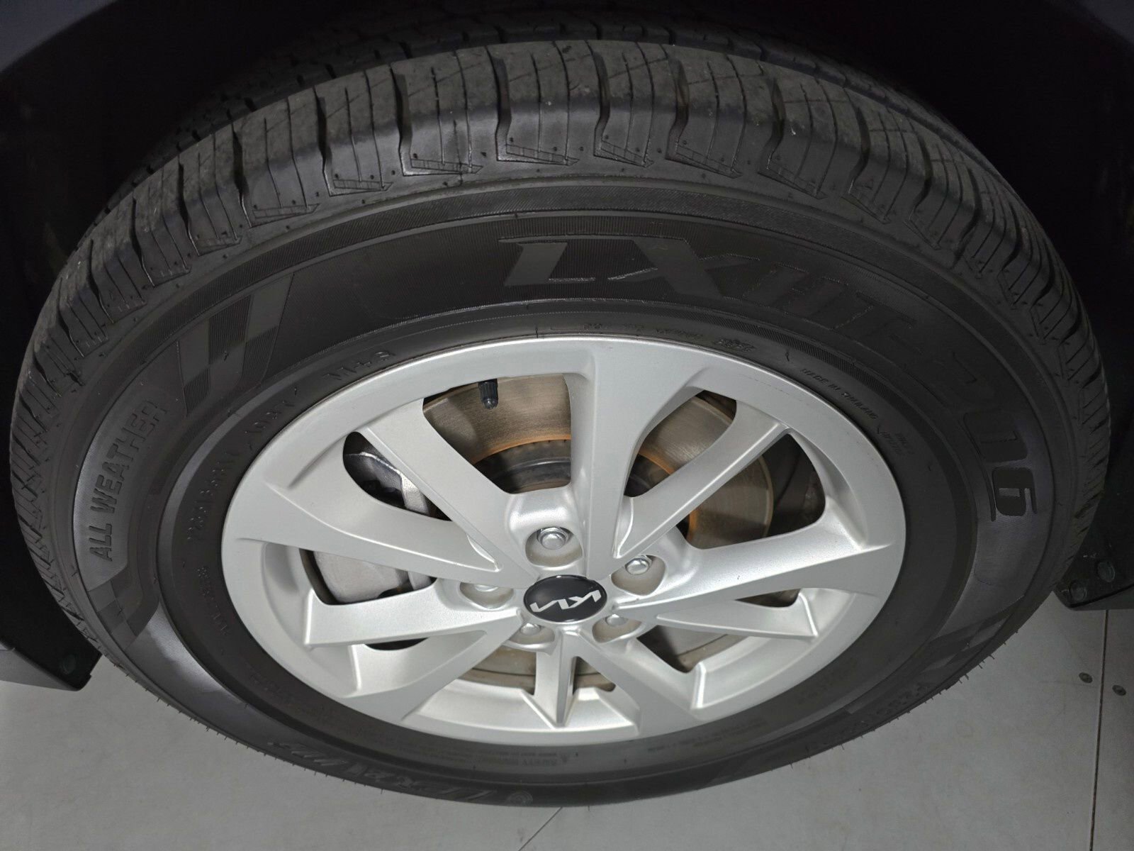 Used 2023 Kia Carnival LX image 9