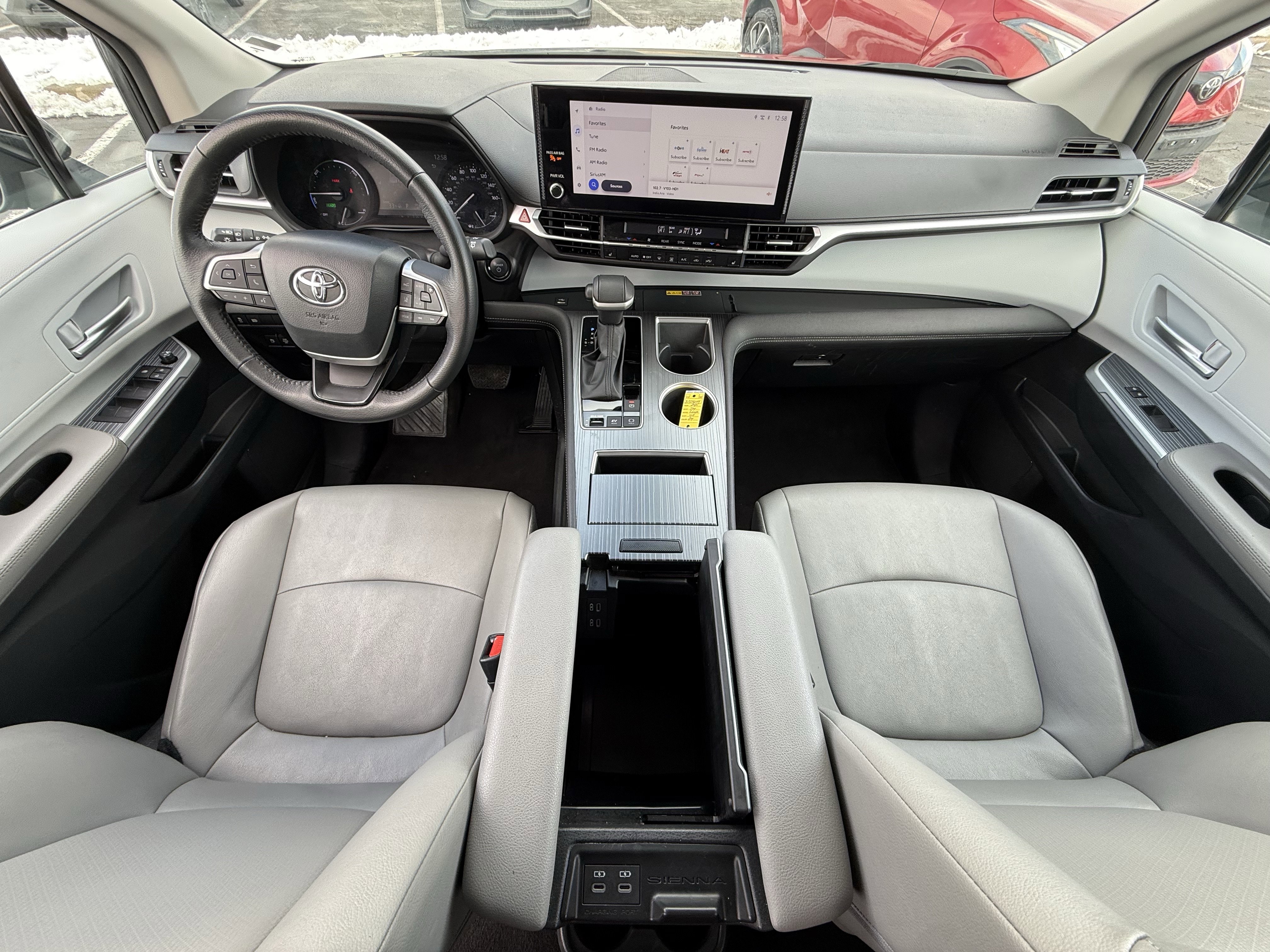Used 2025 Toyota Sienna XLE image 19
